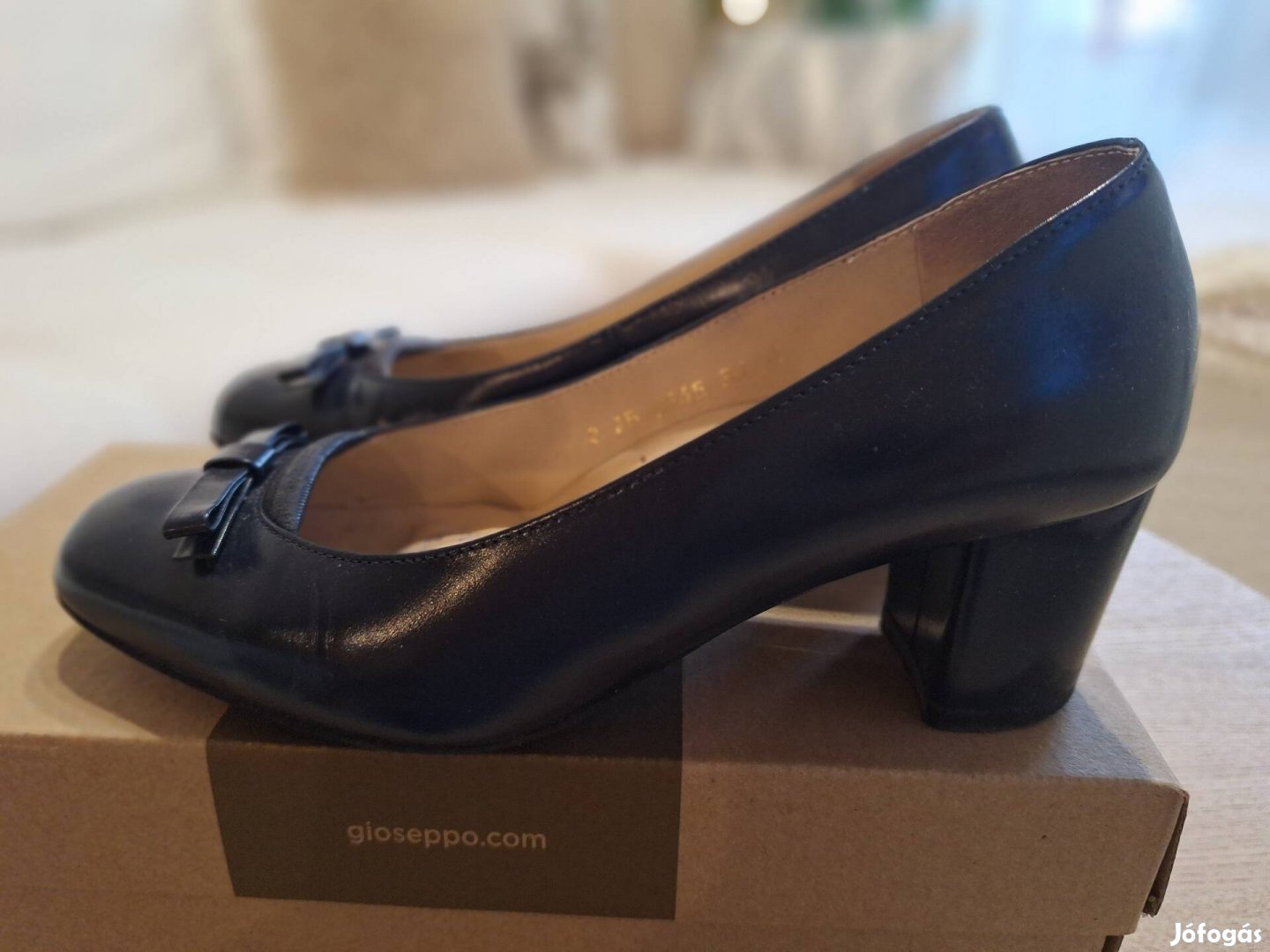 35-ös méretű, kék, bőr női cipő