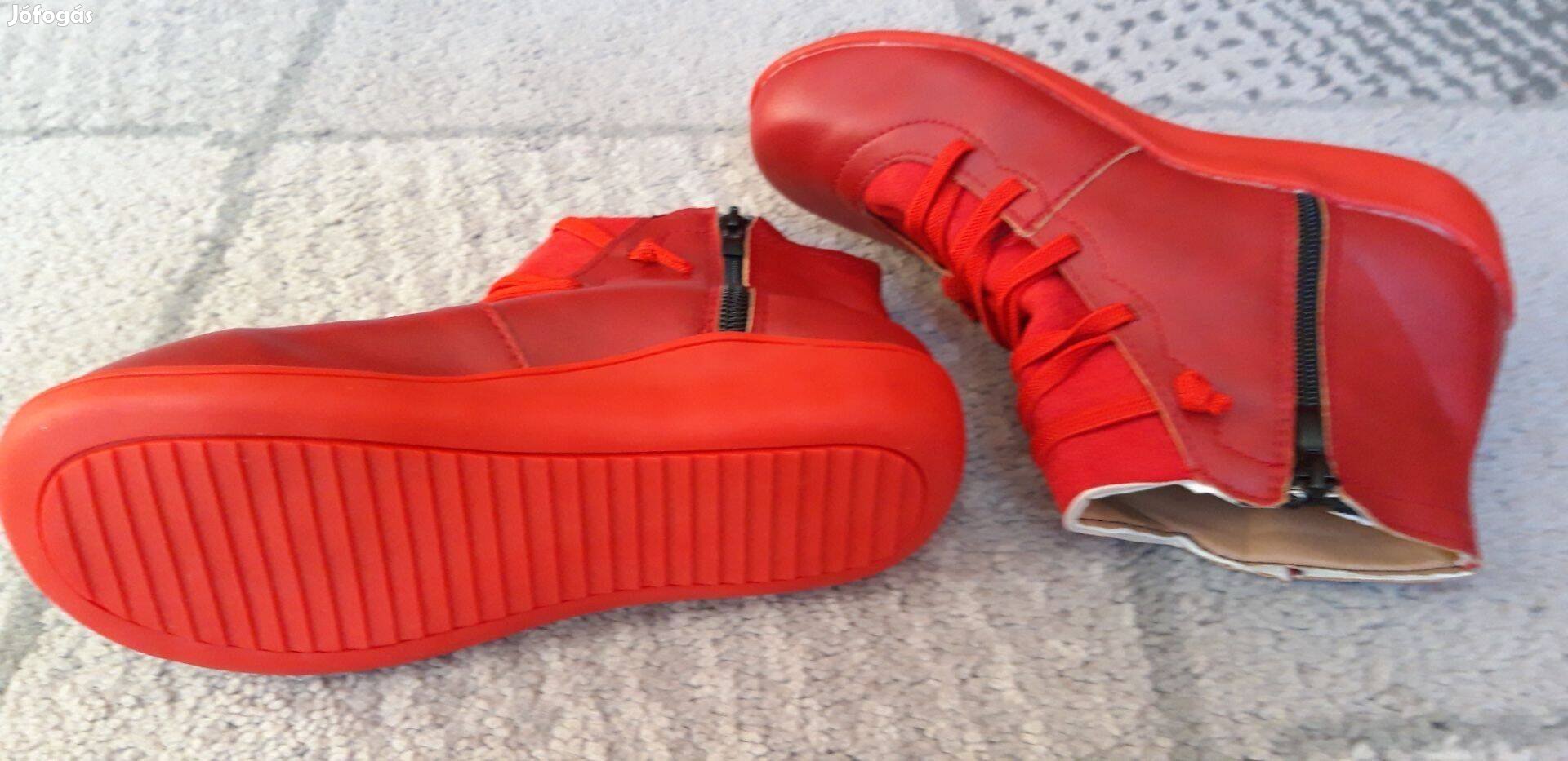 35-ös vadonat új piros cipő