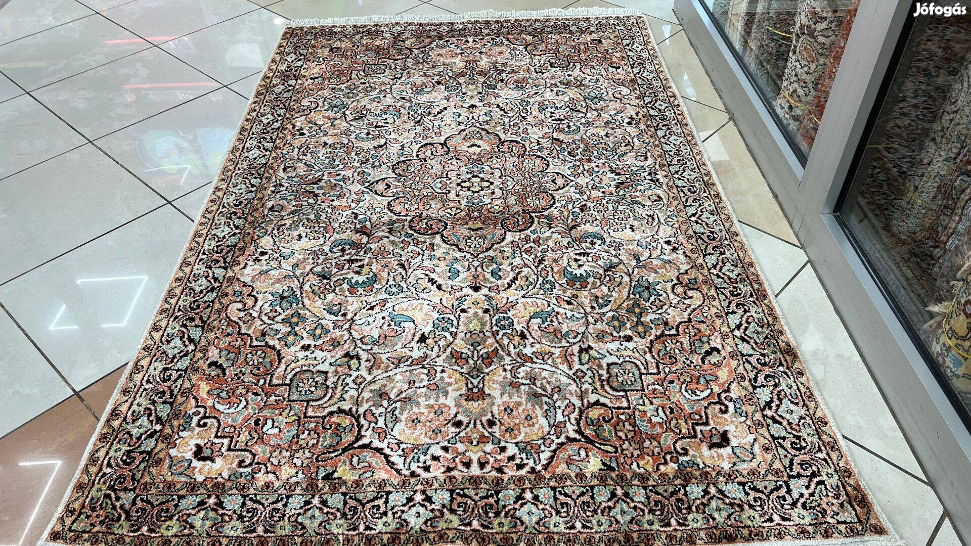 3617 Új Kasmíri hernyóselyem Isfahan kézi perzsa szőnyeg 120X187CM