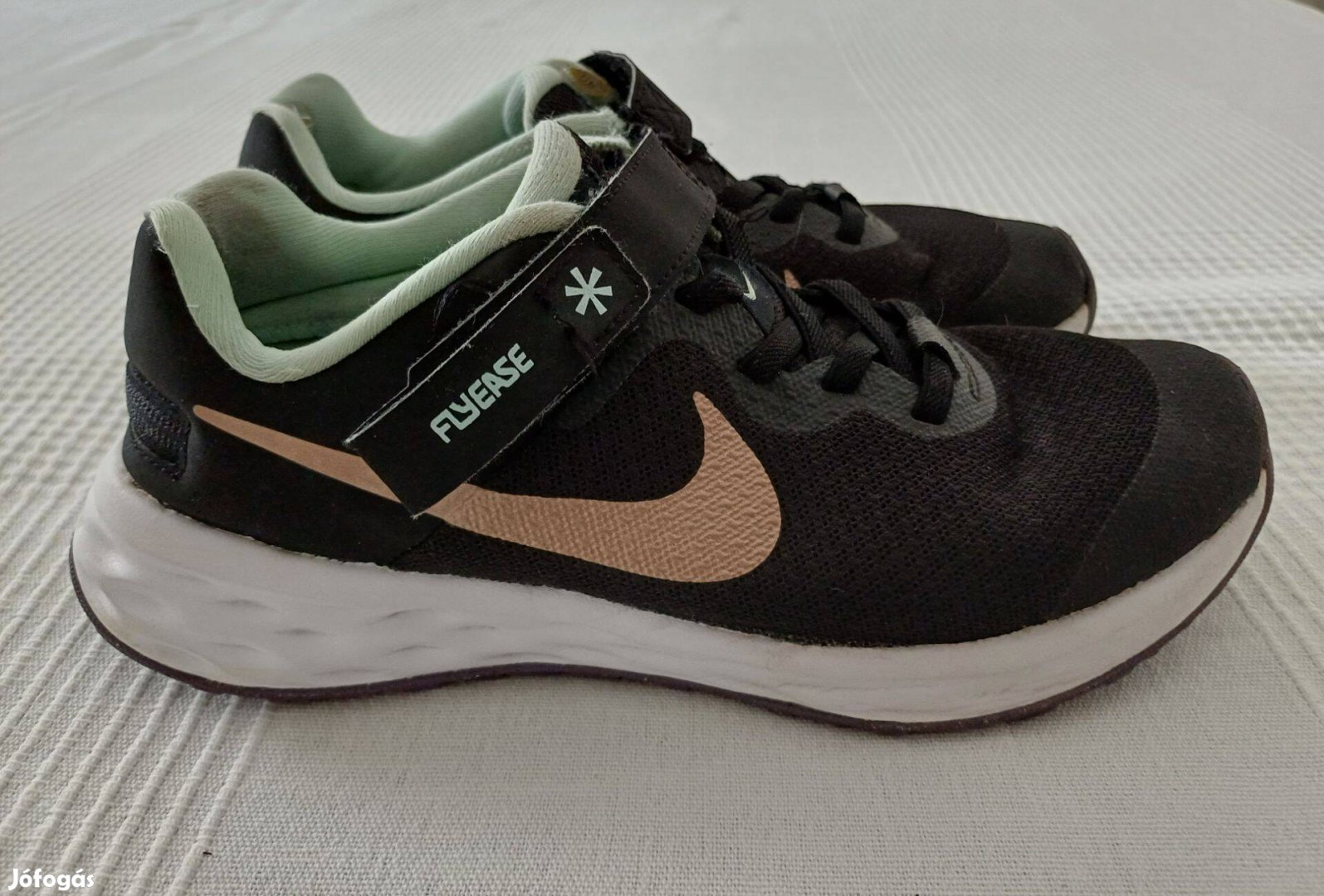 36-os Nike Revolution running cipő