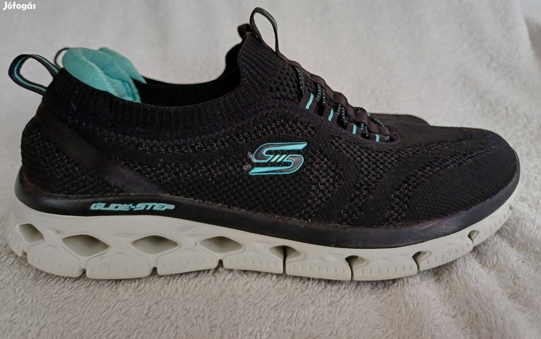 36-os Skechers Glide Step 104307