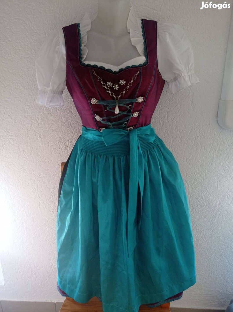 36-os dirndl ruha köténnyel 