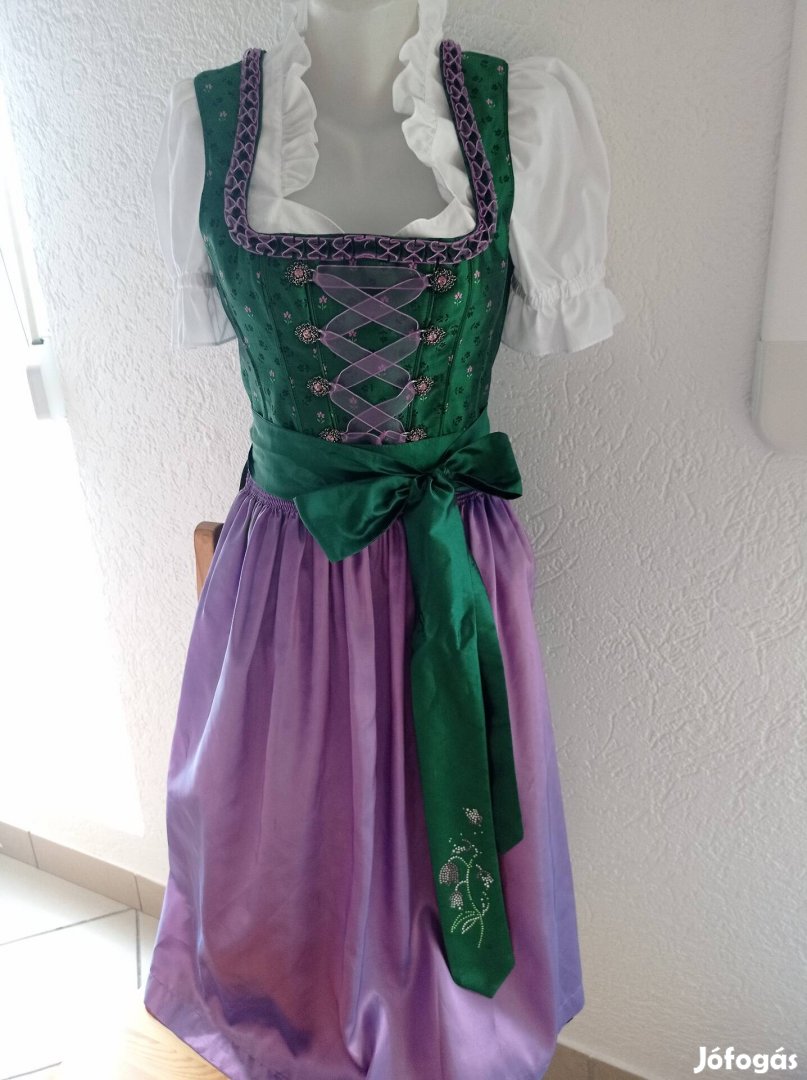 36-os dirndl ruha köténnyel 