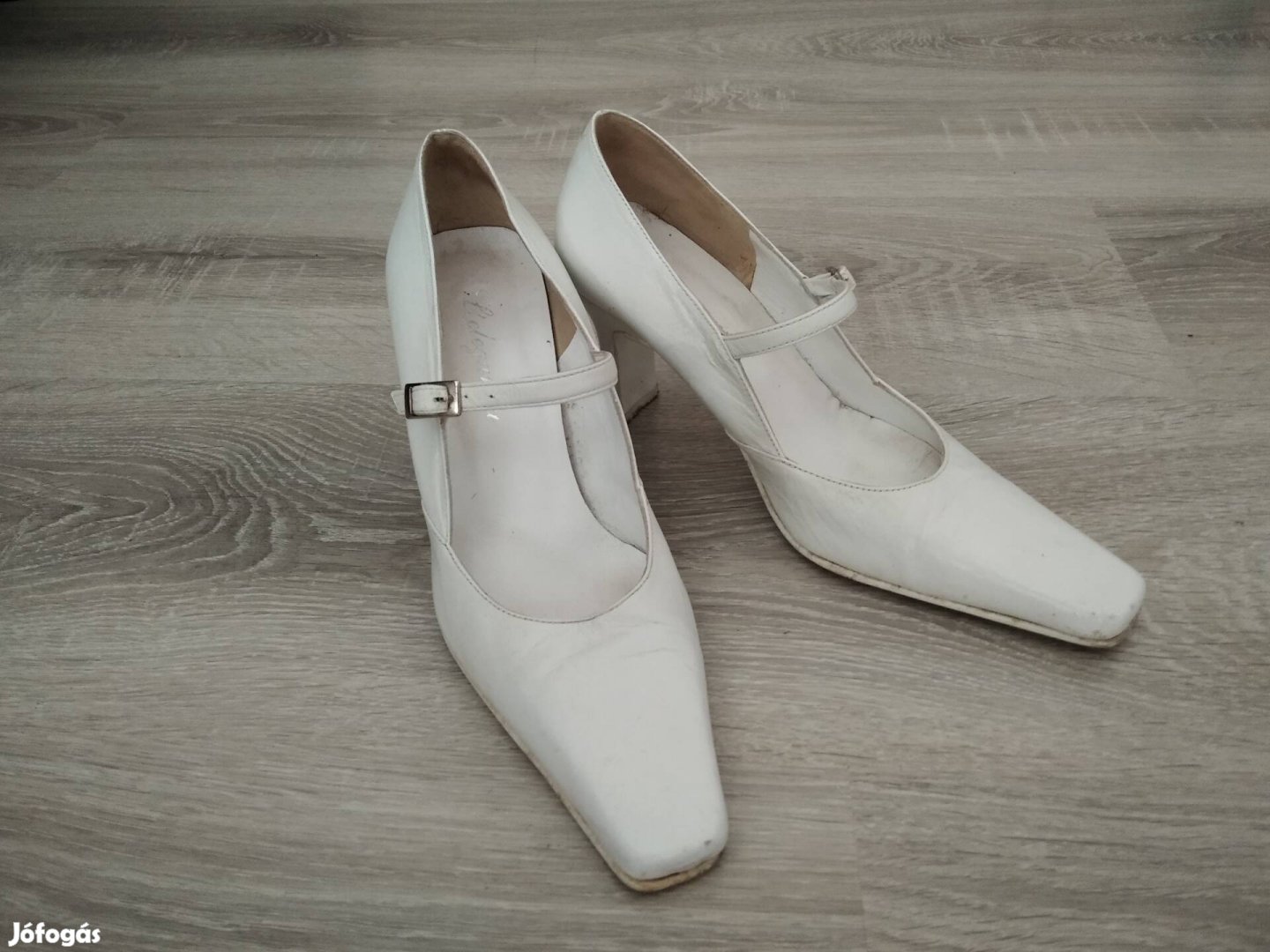 36-os fehér alkalmi cipő