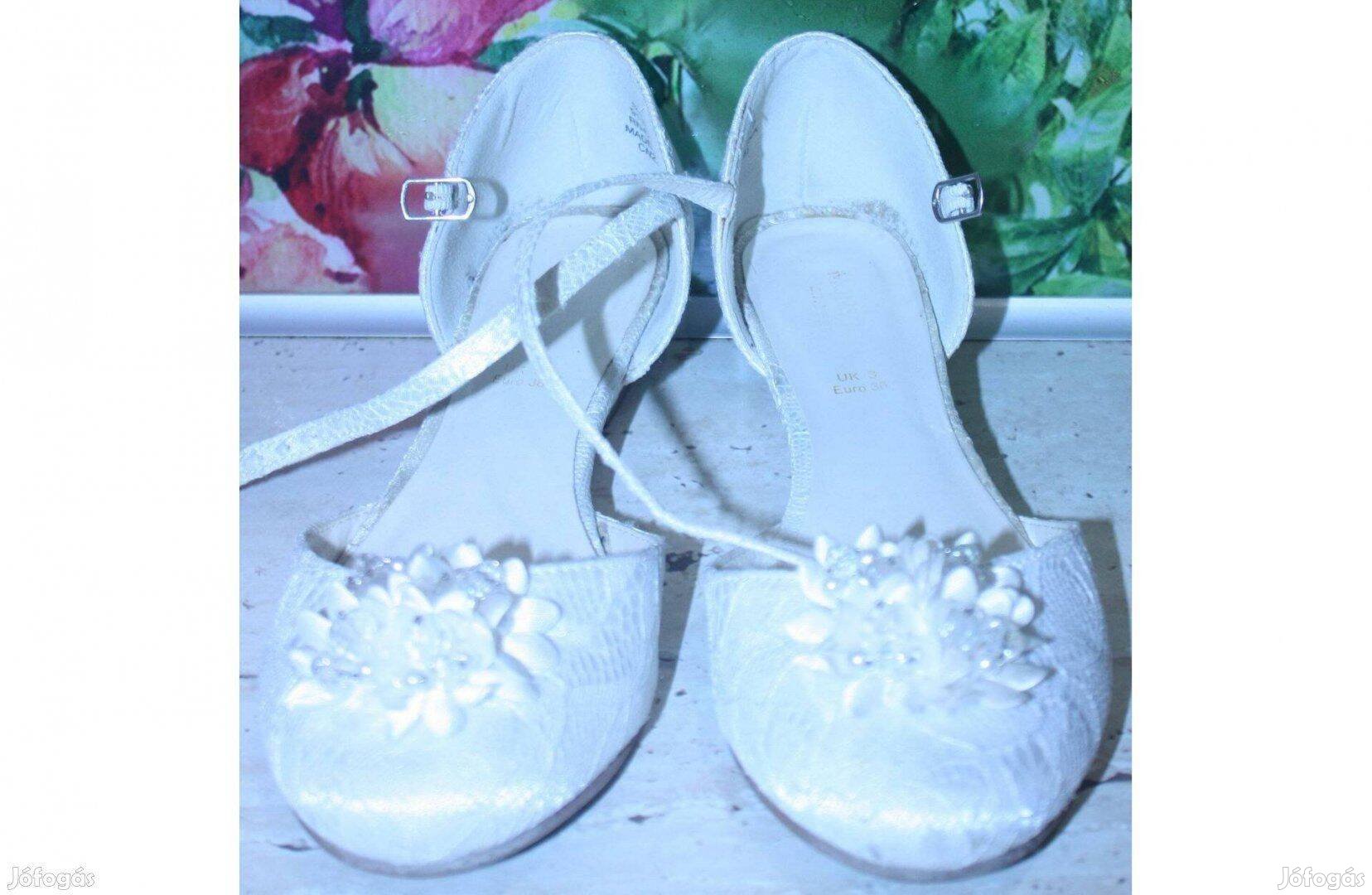 36-os fehér cipő
