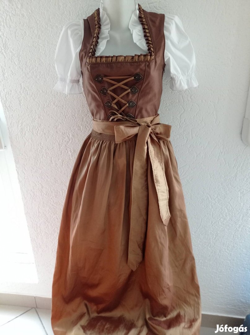 36-os hosszú dirndl ruha köténnyel