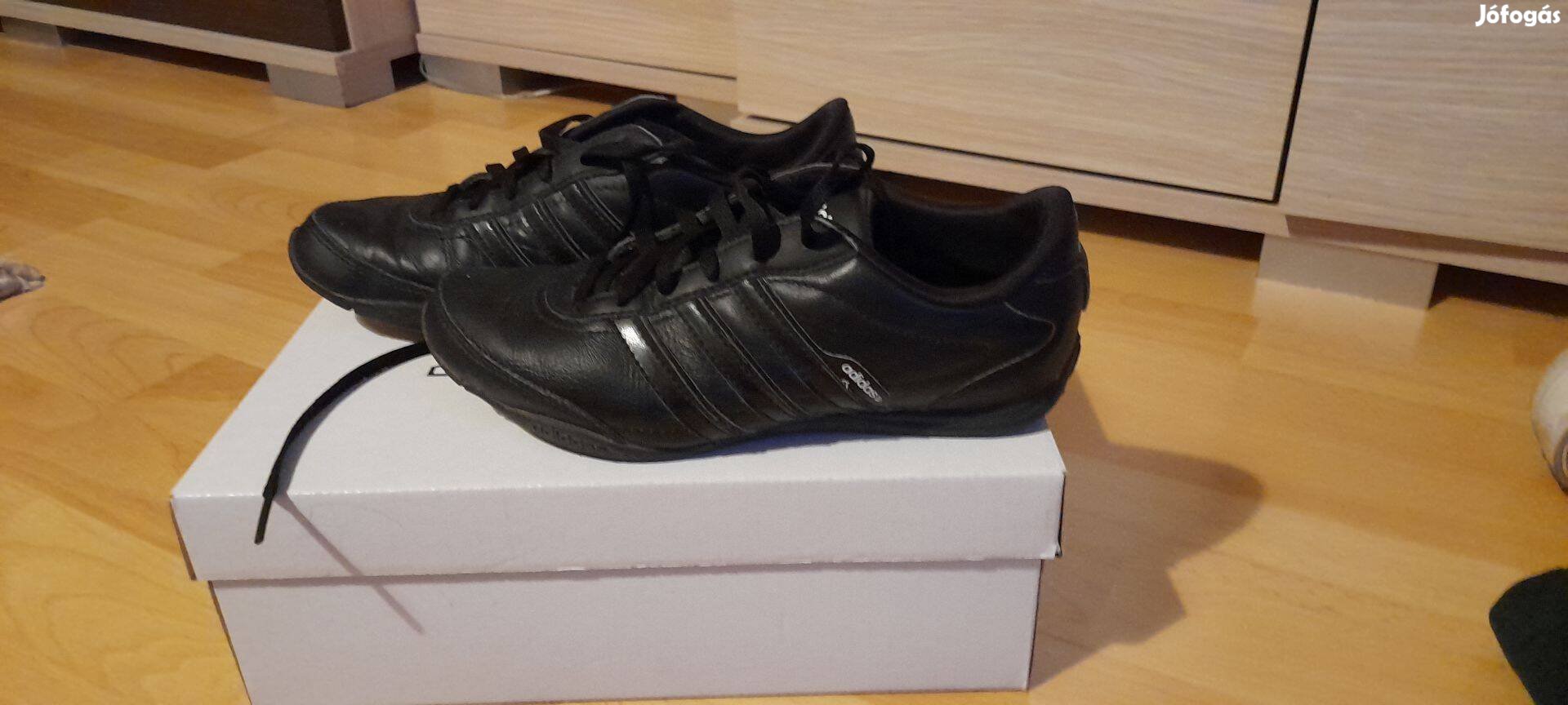 36-os méretű fekete színű Adidas edzőcipő