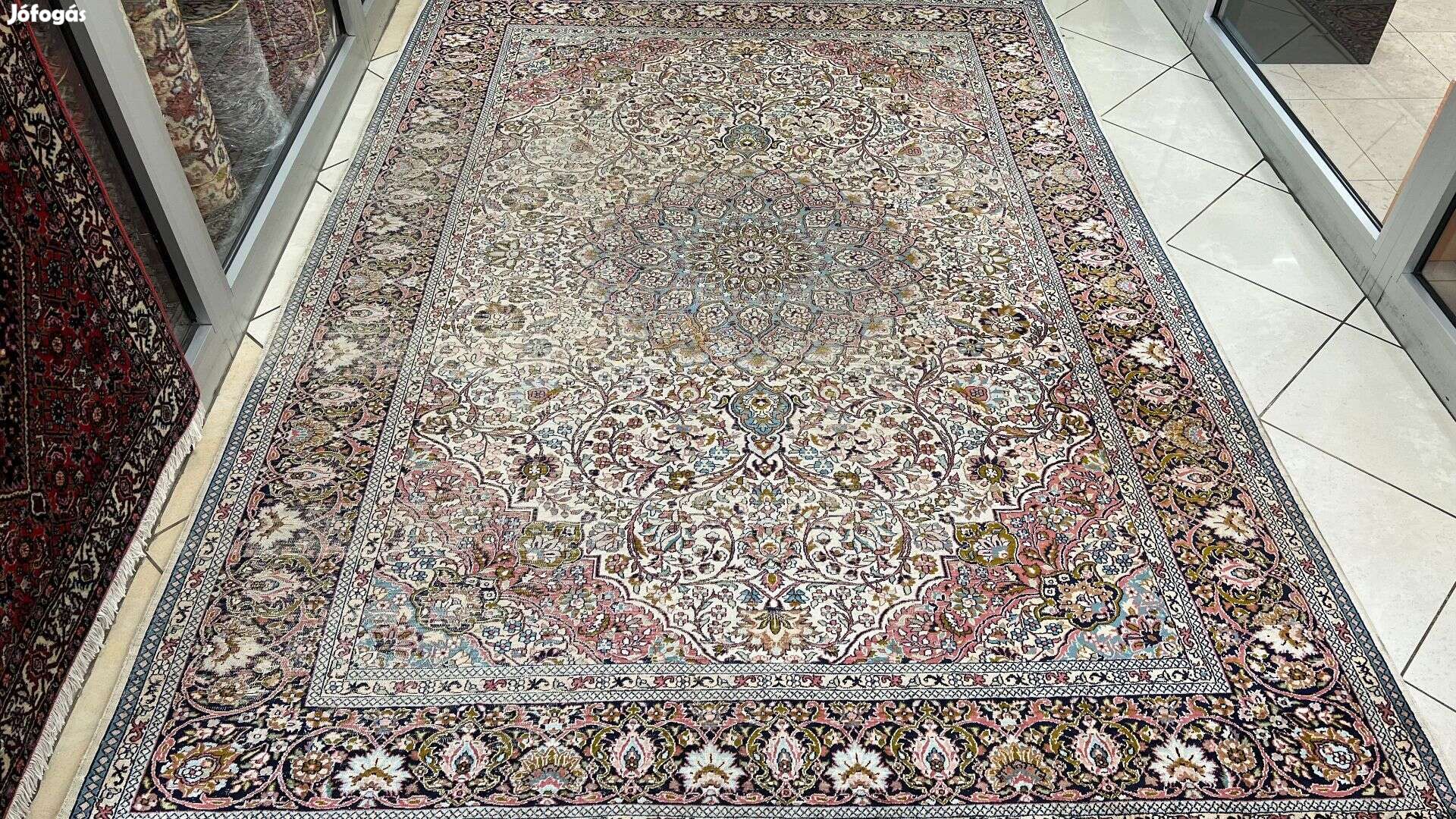 3770 Kasmíri hernyóselyem Isfahan kézi perzsa szőnyeg 192X276CM