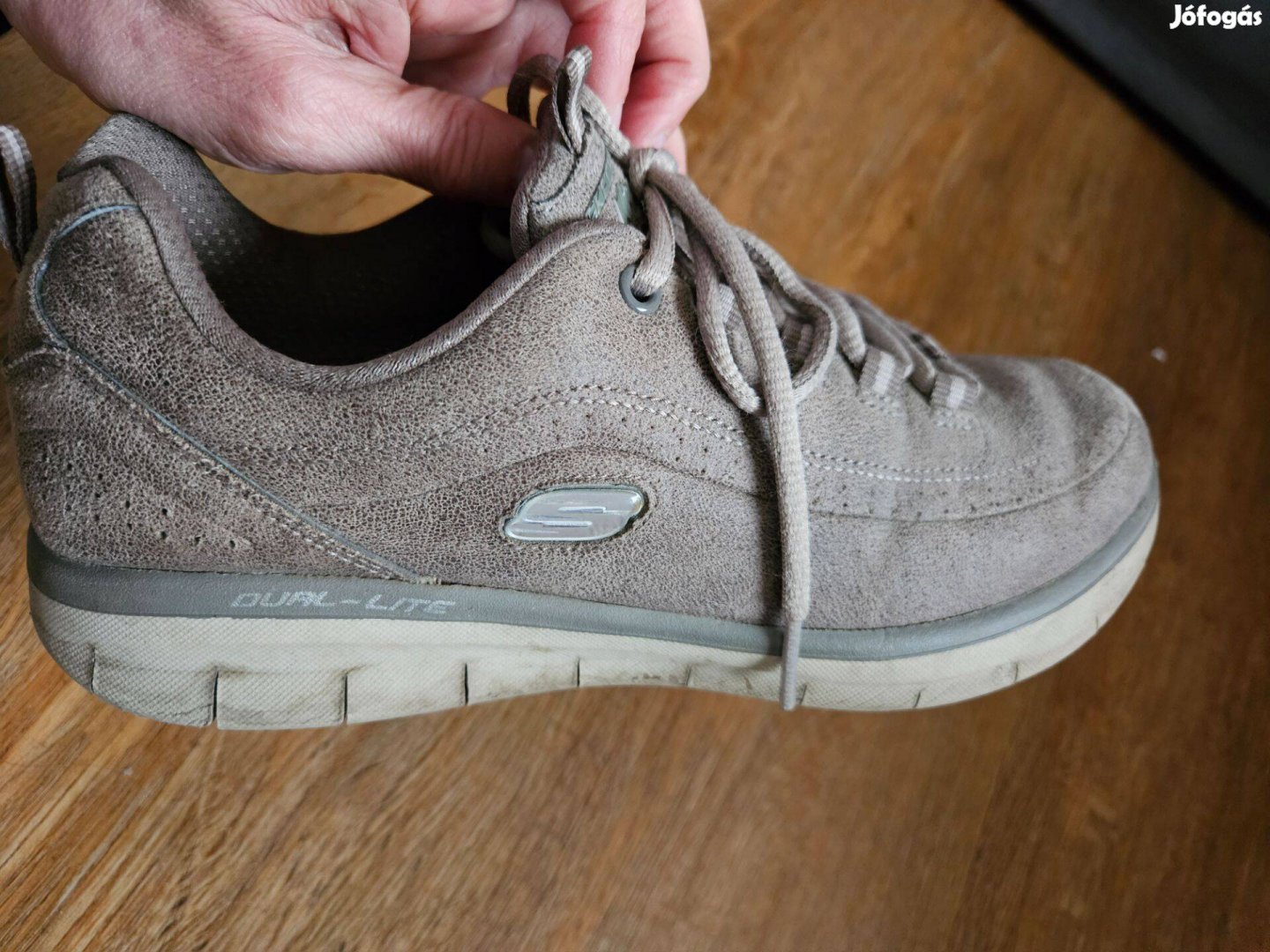 37-es Skechers szép utcai cipő