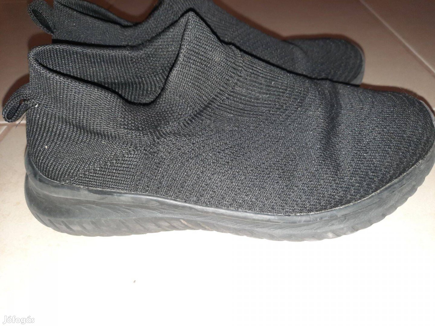 37-es fekete cipő - zoknicipő