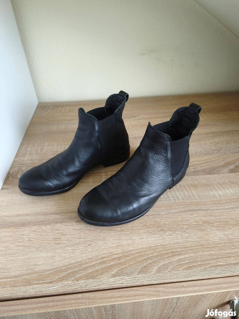 37-es fekete női átmeneti bokacsizma Jenny Fairy