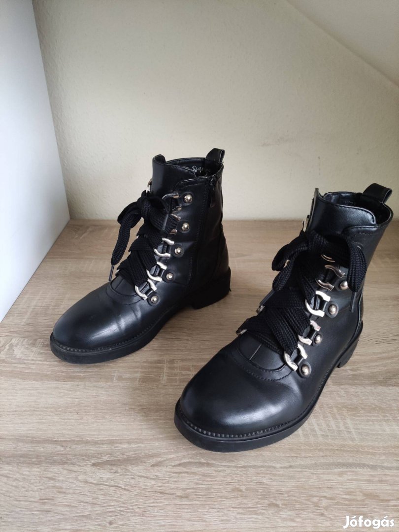 37-es fekete női bokacipő