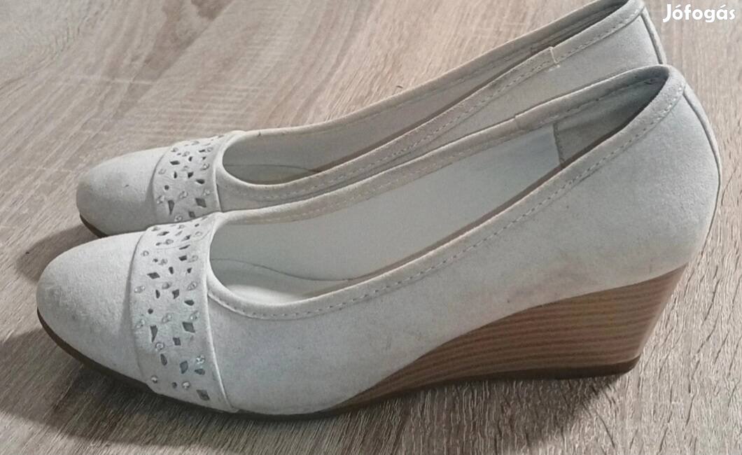 37-es méretű új,nem használt csinos telitalpú kis cipő!