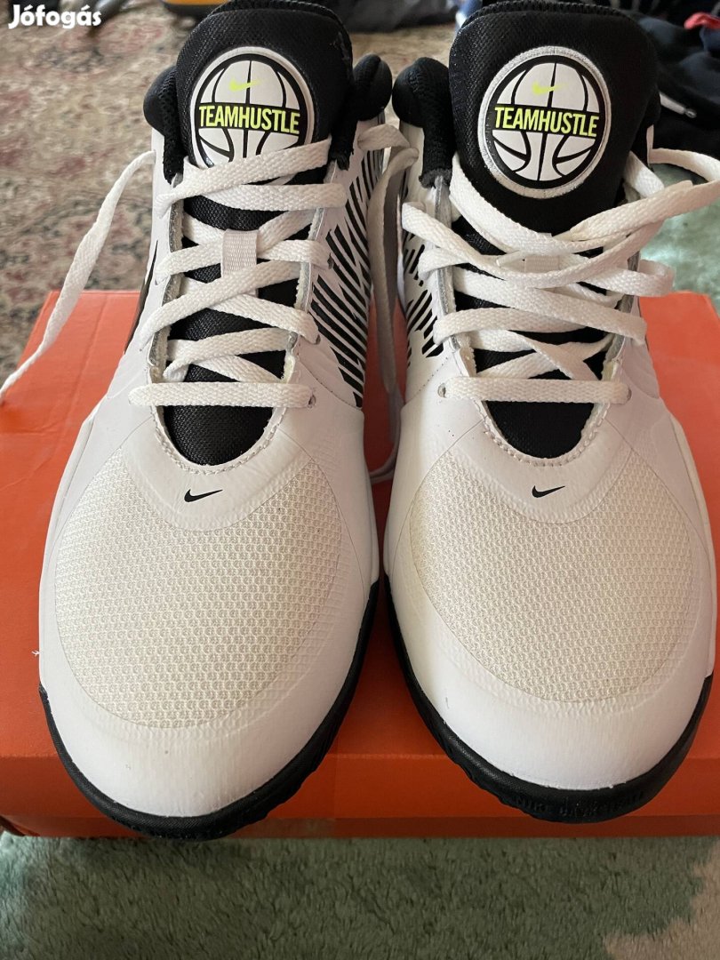 38,5 Nike cipő 