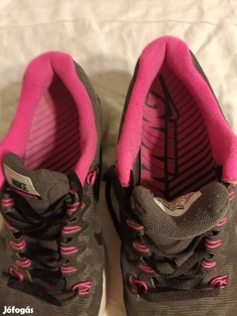 38,5-es Nike sportcipő
