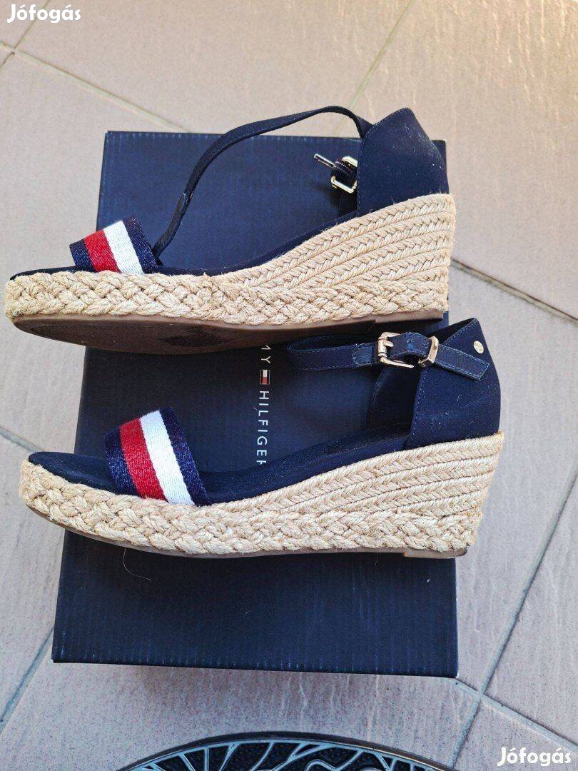38-as Szinte új Tommy Hilfiger női szandál