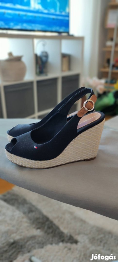 38 as gyönyörű Tommy Hilfiger szandál olcsón eladó 
