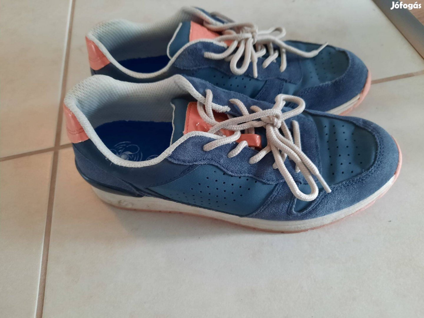 38-as kék cipő