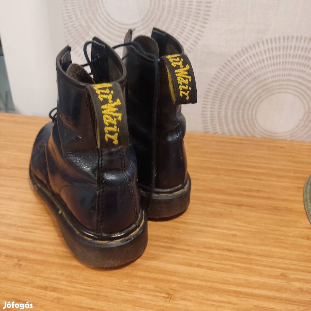 38-as méretű Dr. Martens bakancs