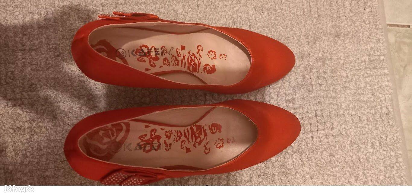 38-as piros szatén női cipő