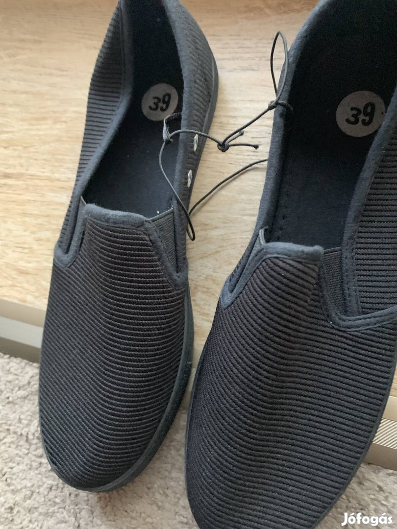 38-as új cipő fekete