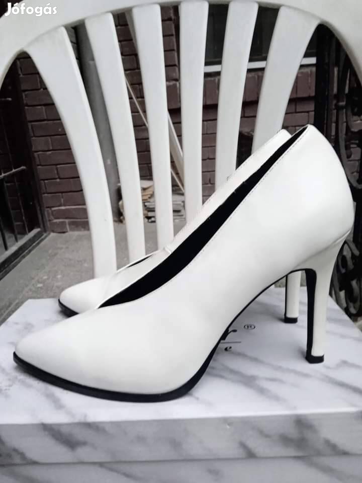 38-as vadonatúj márkás hófehér alkalmi cipő