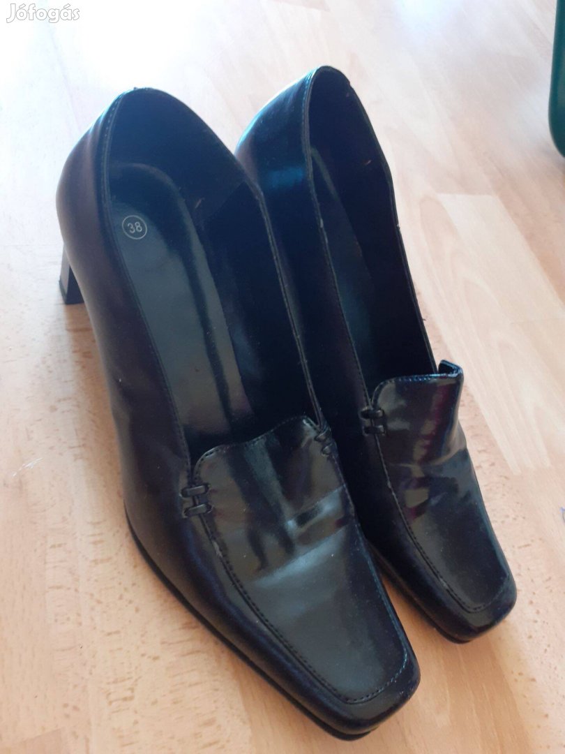 38as fekete cipő