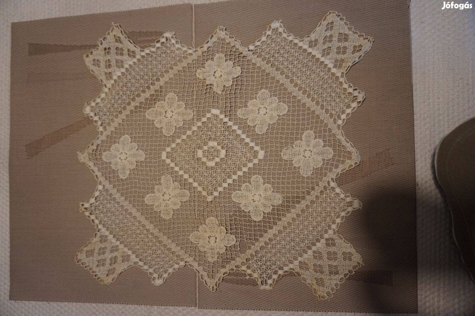 38x40 cm.-es fekér csipke alátét terítő eladó