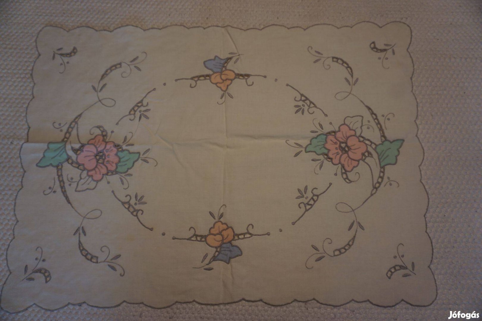 38x55 cm.-es vajszínű terítő színes hímzéssel eladó