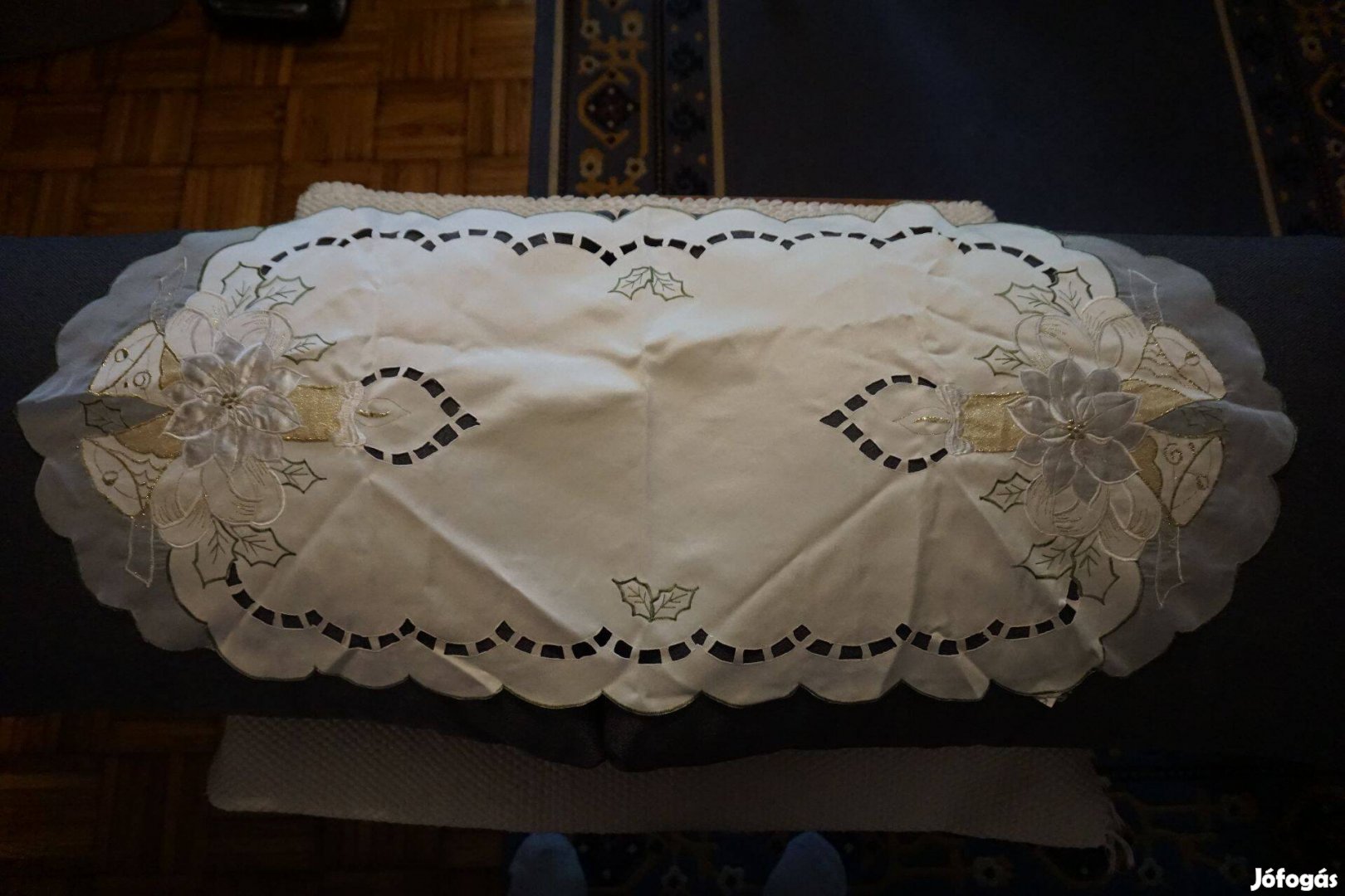 38x89 cm.-es fehér riselt, és hímzett karácsonyi terítő