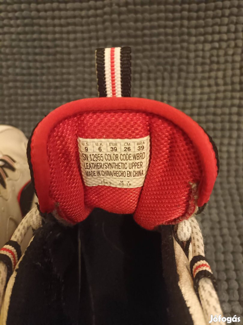 39-es Skechers cipő