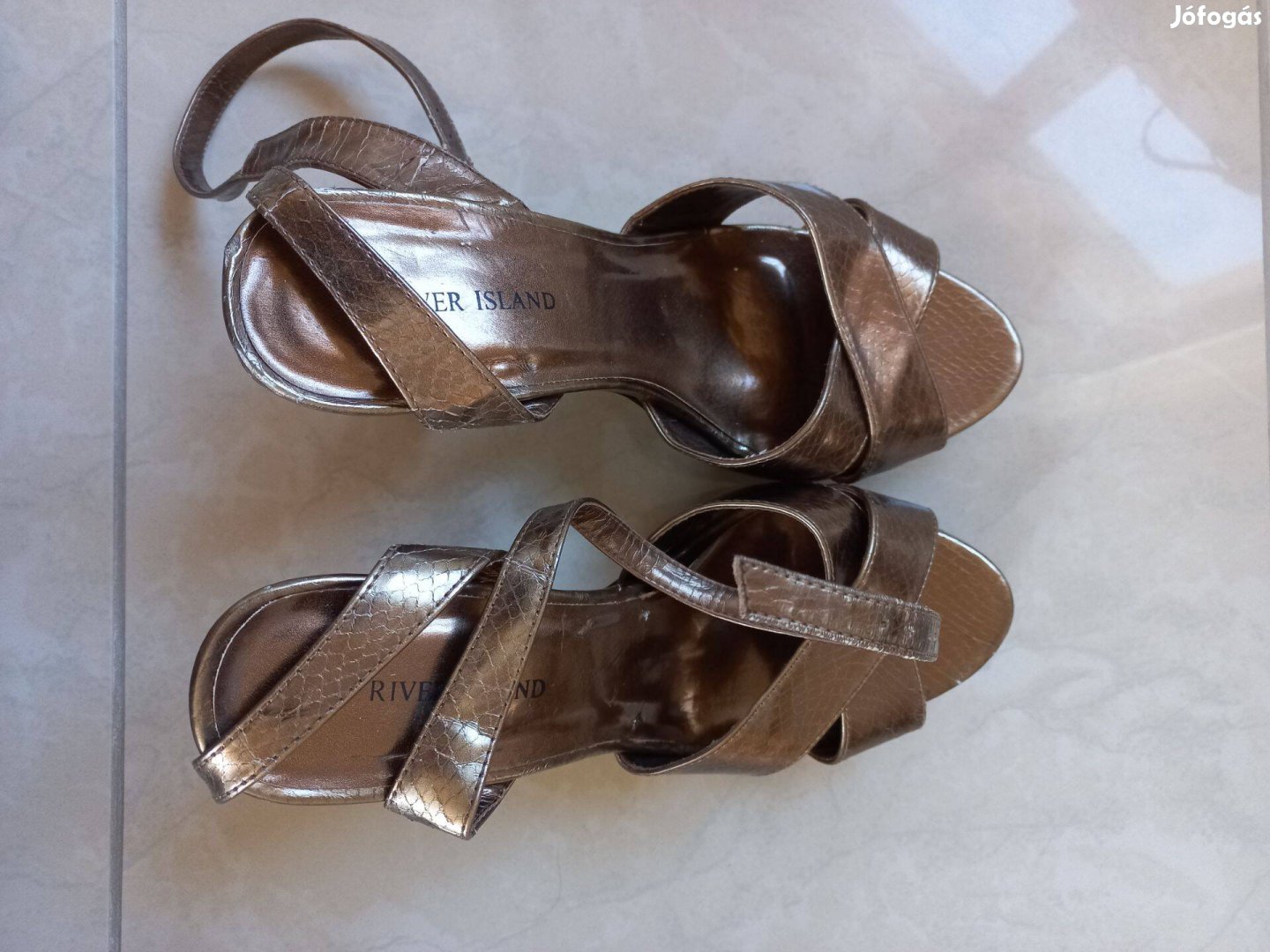 39-es bronz River Island magassarkú szandál