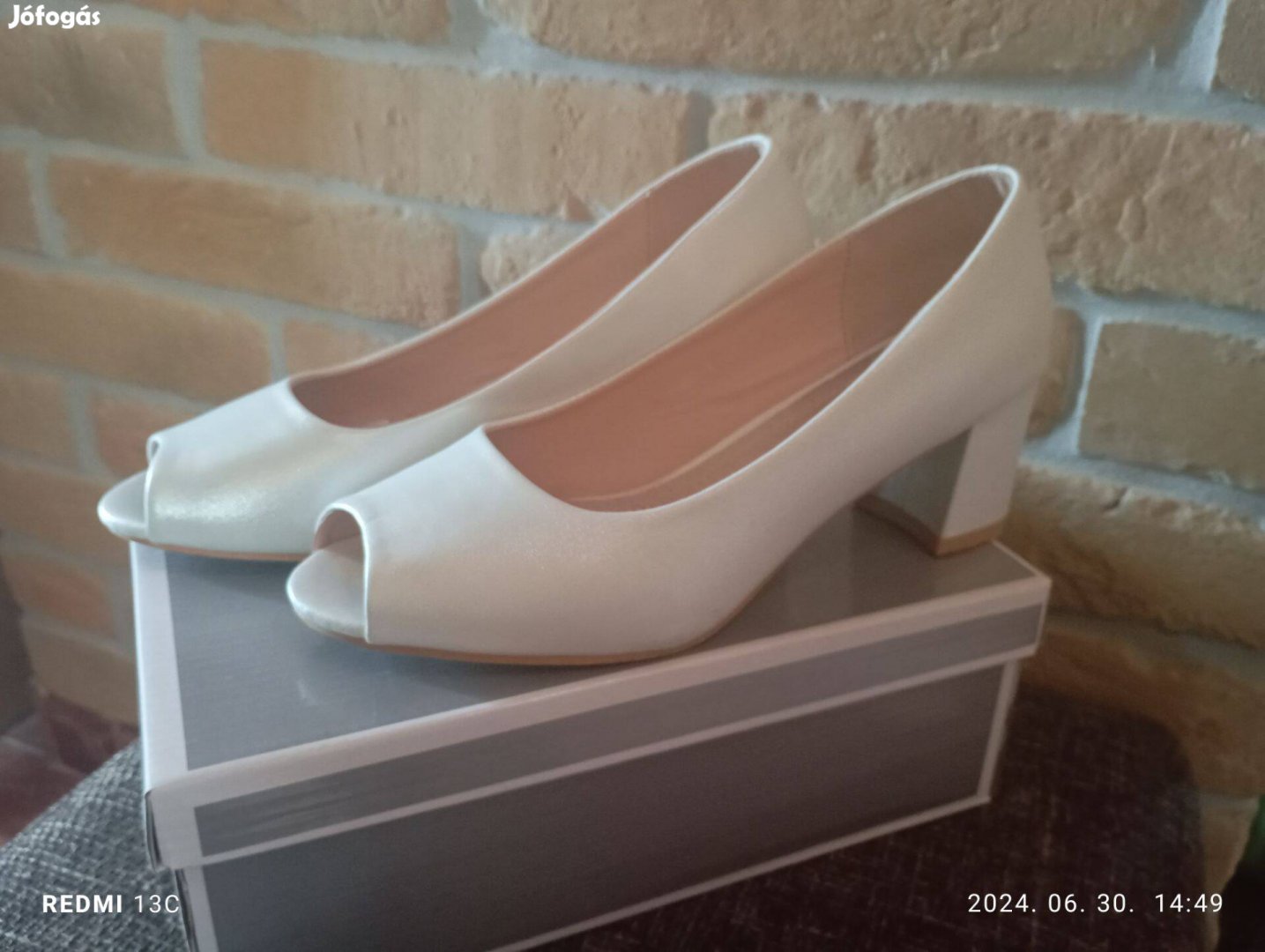 39-es egyszer használt fehér női cipő