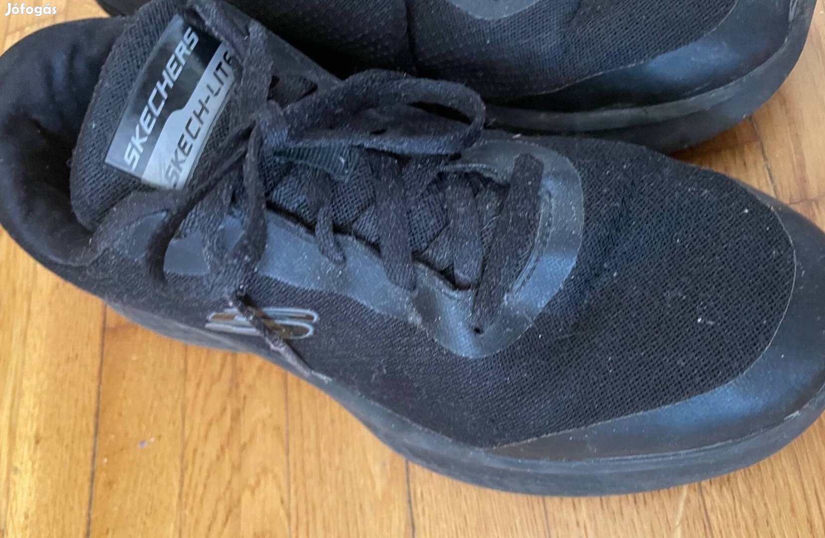 39-és fekete Sketchers cipő