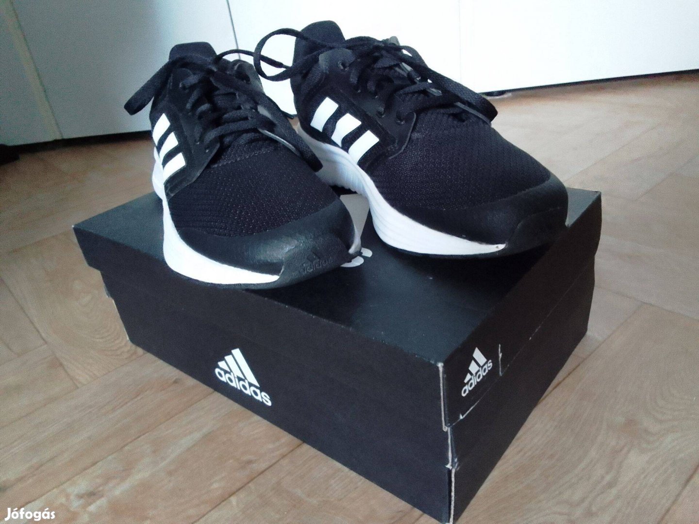 39-es női Adidas edzőcipő, fekete-fehér