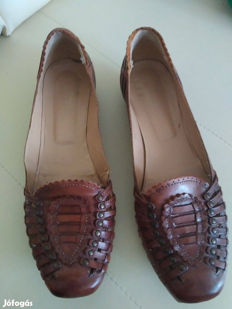 39-es női bőr cipő