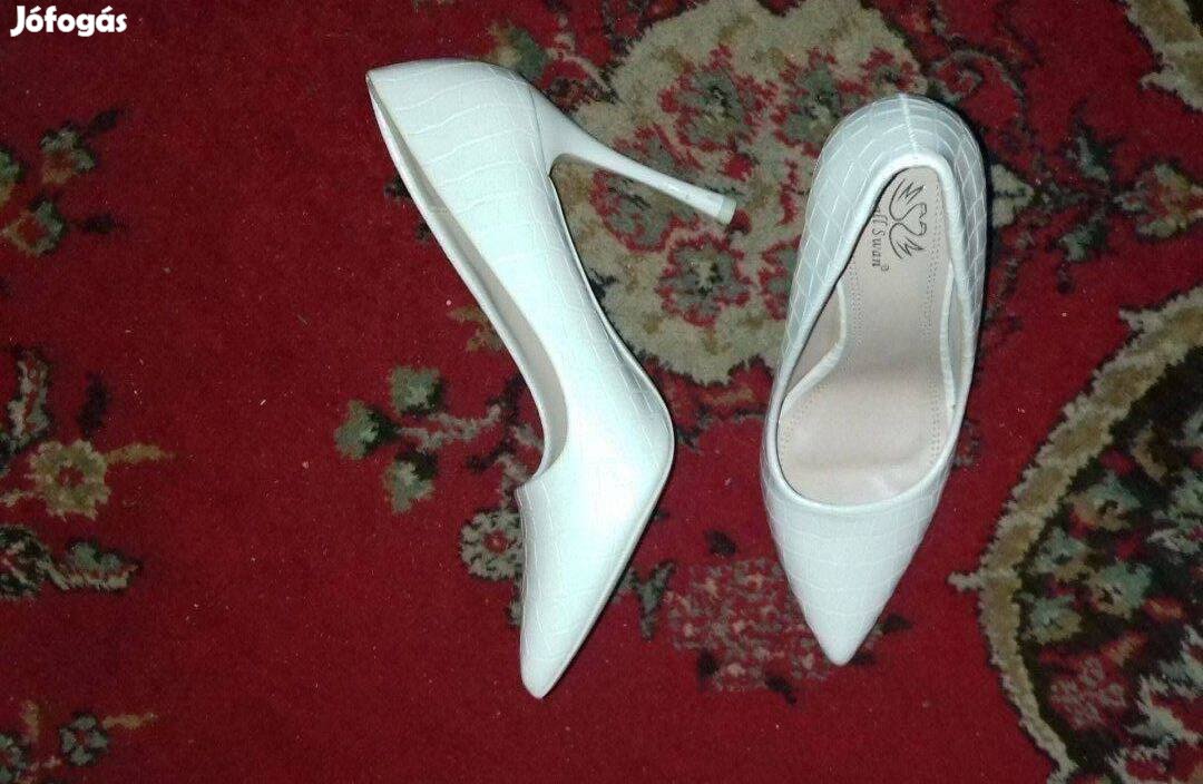 39-es új, szép elegáns divatos körömcipő, tűsarkú,5cm sarok