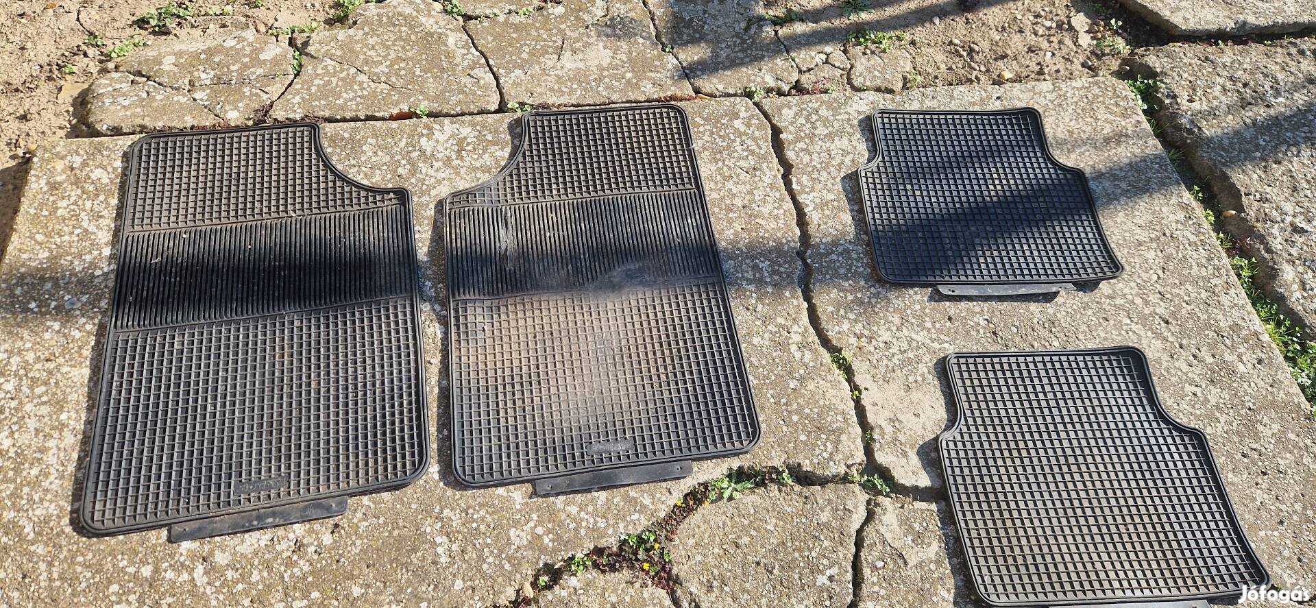3+1 db-os gumiszőnyeg garnitúra autóba.