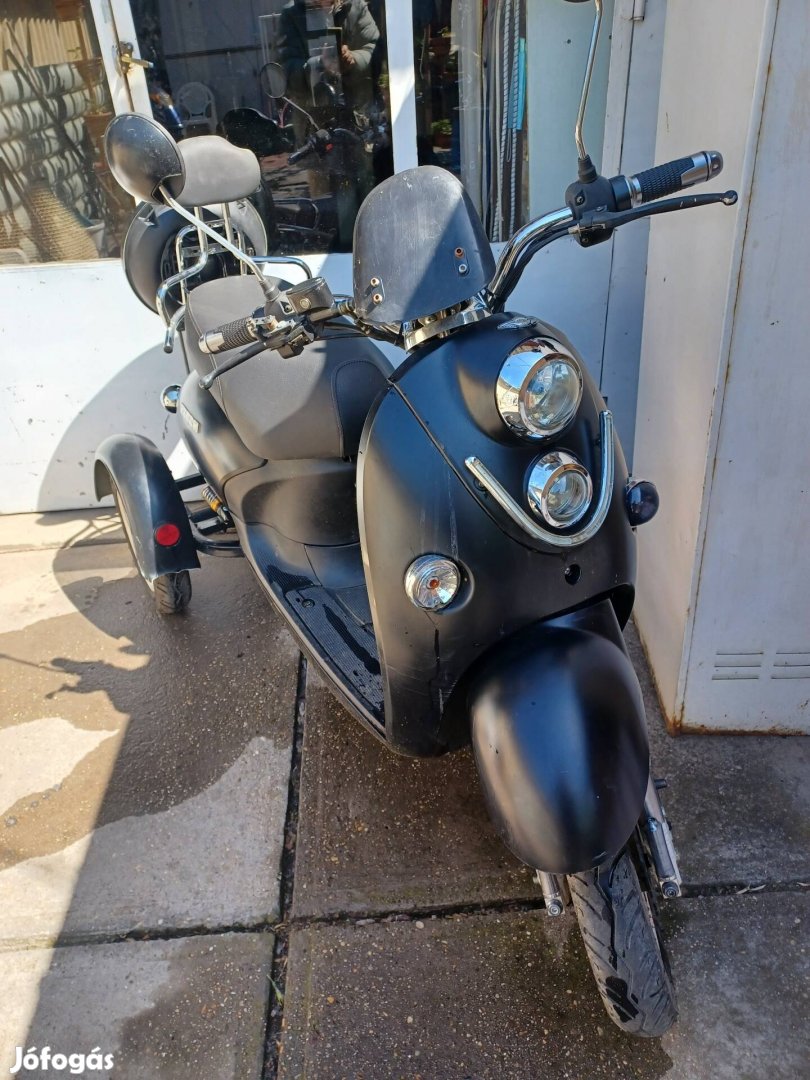 3 - Kerekű Elektromos moped.
