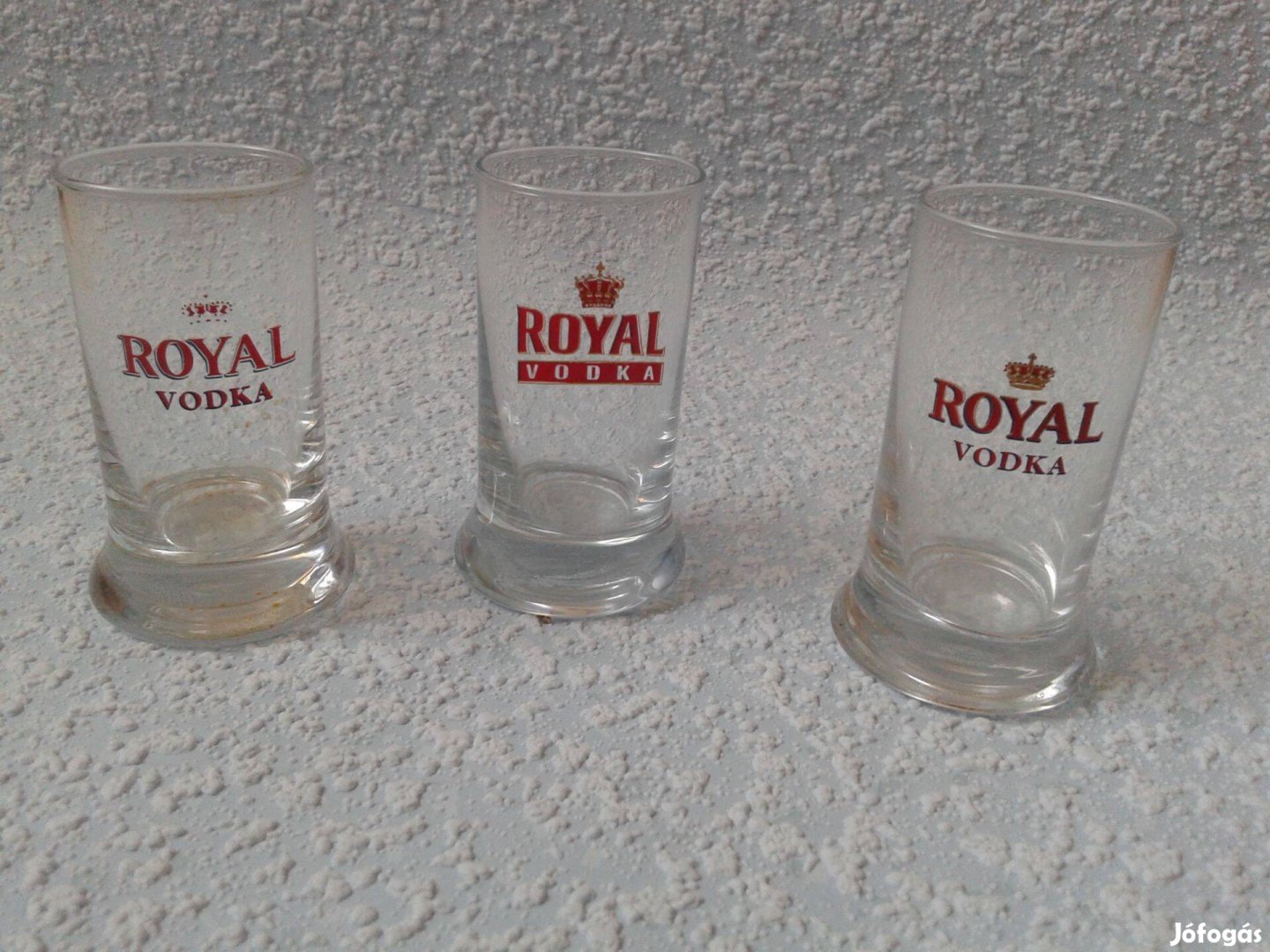 3 db Royal vodkás üveg pohár vitrinben tartott