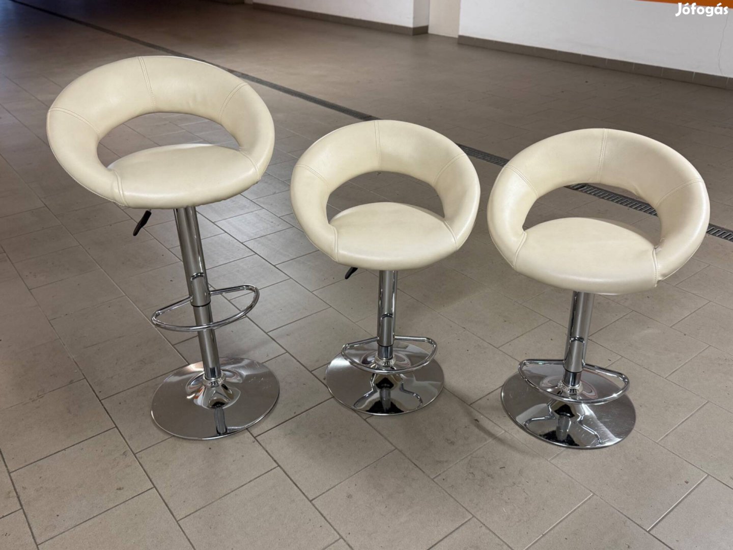 3 db állítható magasságú Miami bárszék