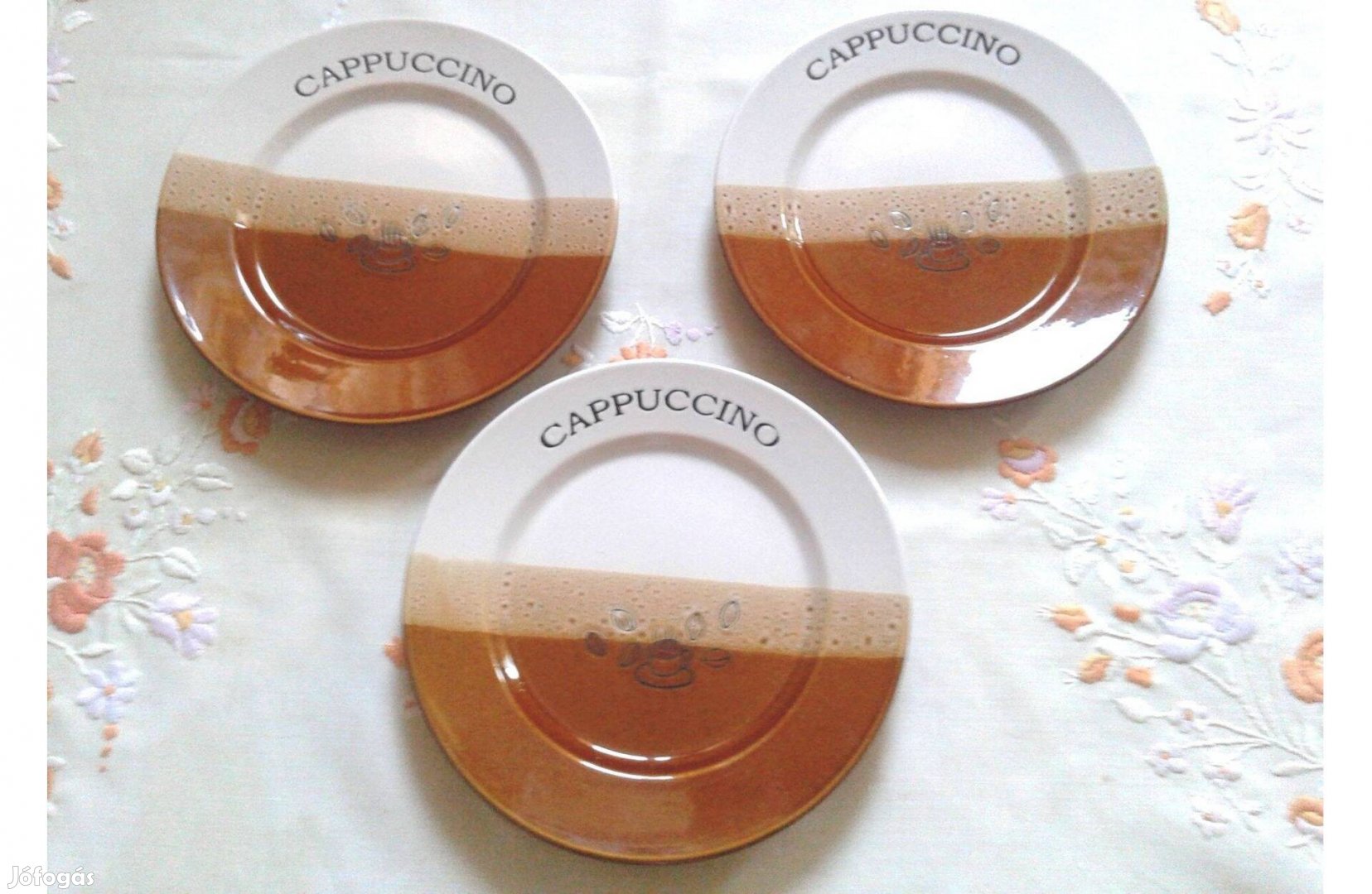 3 db cappuccinó feliratú süteményes tányér szép színösszeállításban