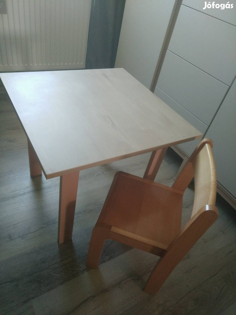 3 db gyerek asztal 3 székkel újszerű eladó 