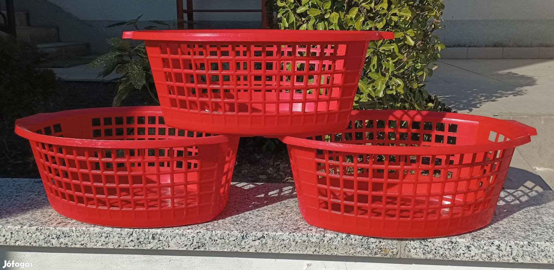 3 db nagy méretű piros műanyag kosár tároló rekesz Együtt eladó