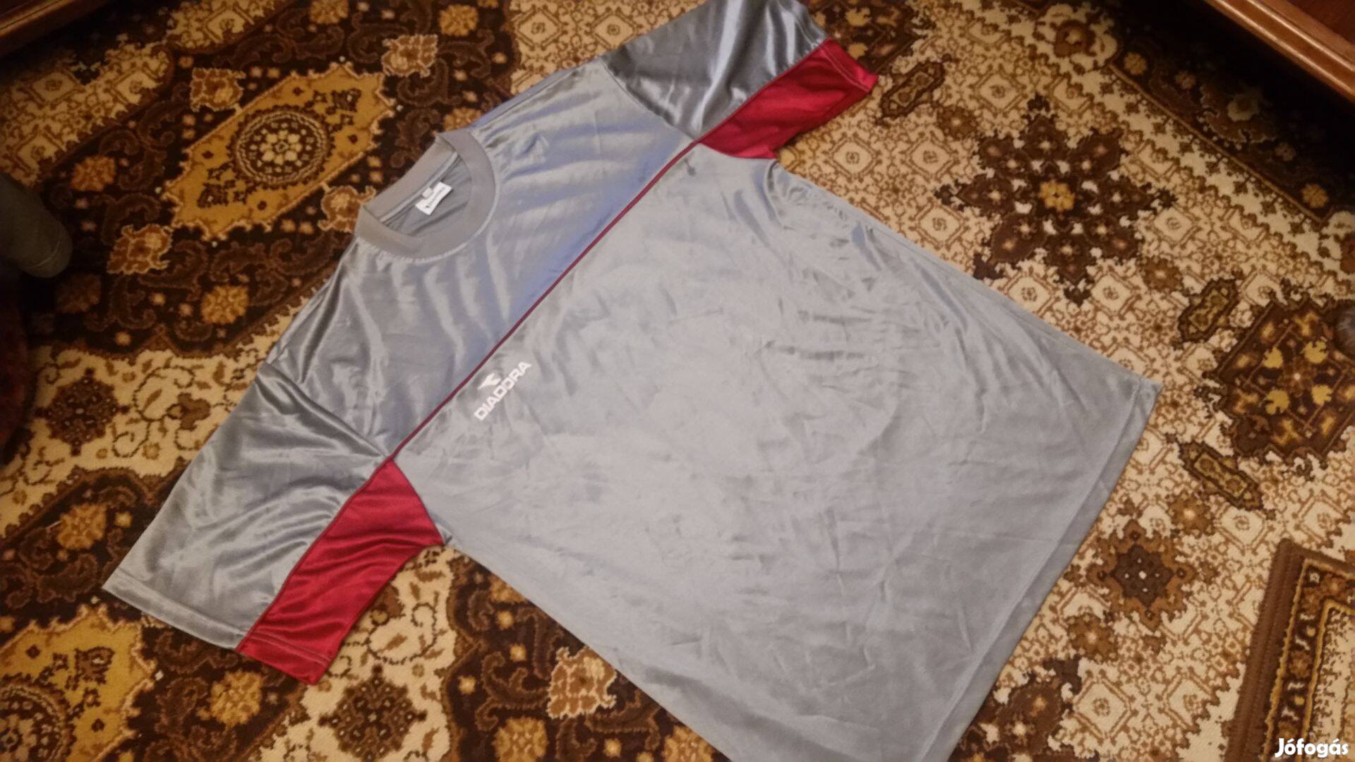 3 db számozott, XL-es, Diadora futballmez + 1 ajándék póló