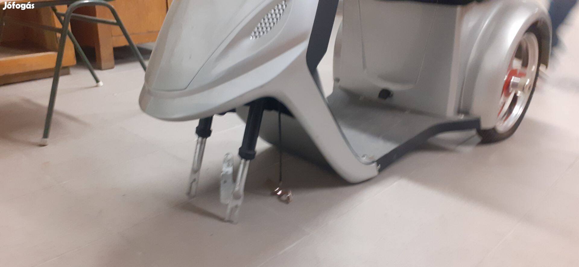 3 kerekű elektromos kiskocsi alkatrésznek, hiányos