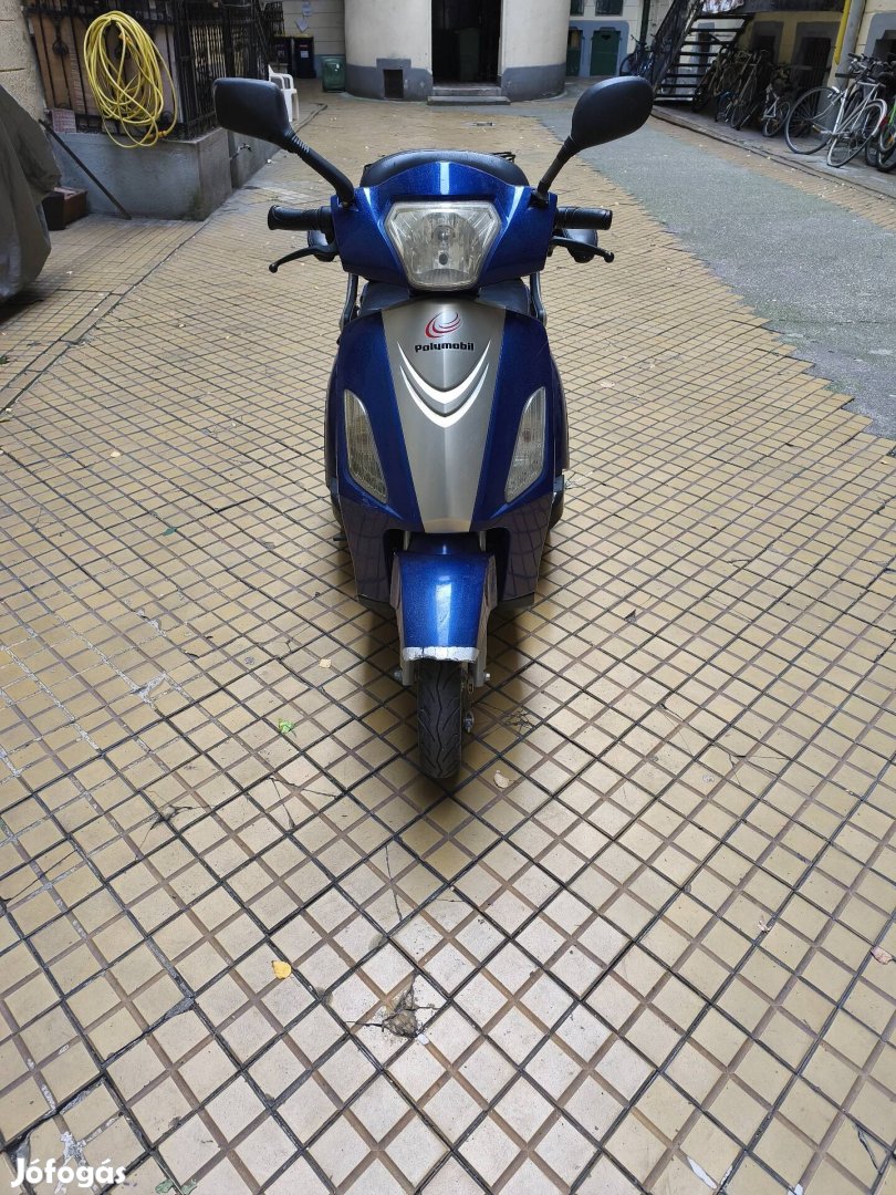 3 kerekű elektromos robogó.