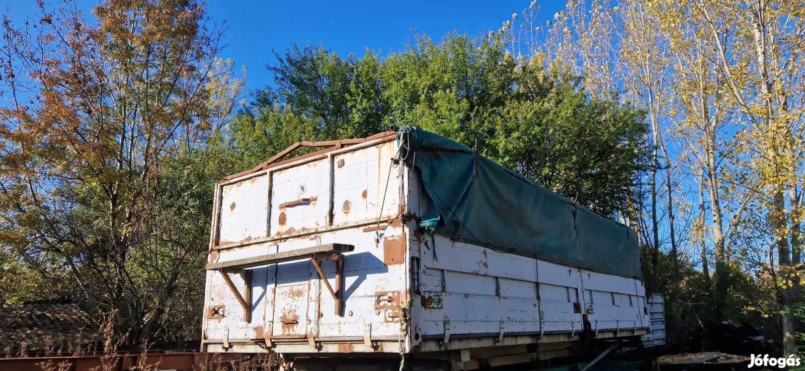 3 oldalra billenő felépítmeny