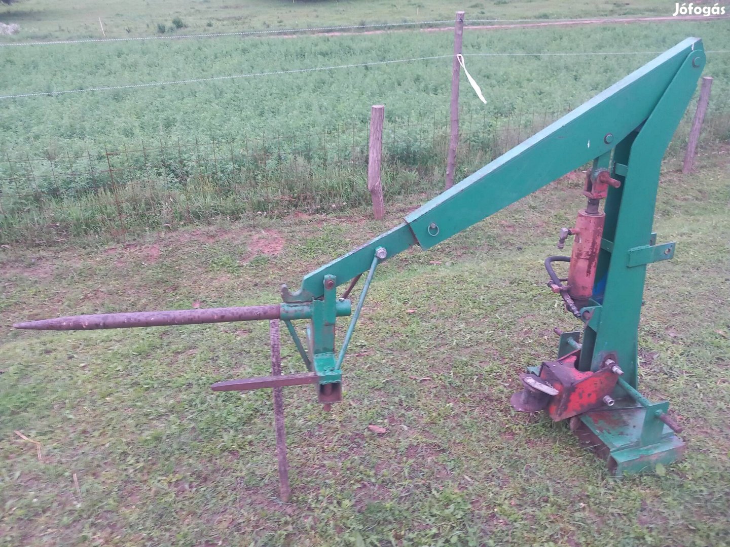 3 pontra szerelhető bálarakó Eladó