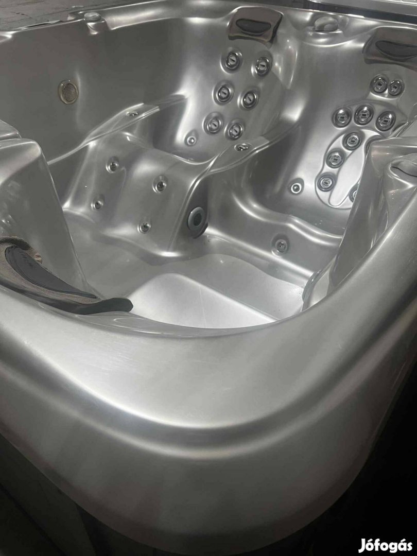 3 személyes Sundance jakuzzi 